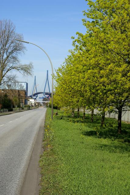 Blick hin zur Brücke