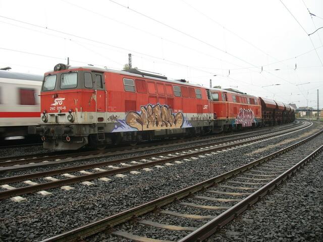 Auf der anderen Seite haben die Loks Graffitis abbekommen.