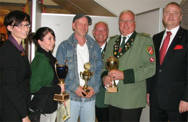 Center-Managerin Catharina Schuber, Mareike Hackbarth, Hendrik Keller, Schießsportleiter Bernd Heuse, Werner Borsum, Bürgermeister Thomas Prinz