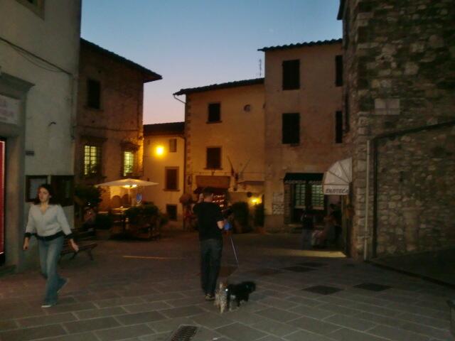 Chianti bei Abend und alles sprechen hier Deutsch