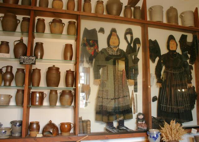 Steinzeug und Tracht