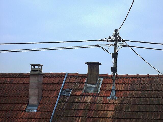 Hier strömt der Strom noch durch die Luft.