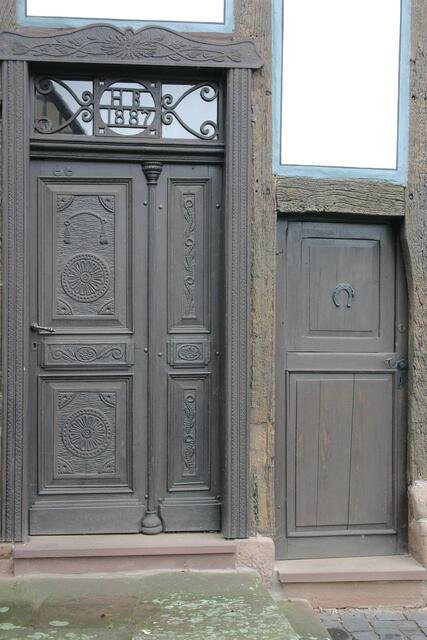 "...en e verzierter Hausdeer" (links die verzierte Haustüre, rechts der Eingang zur Schmiede)