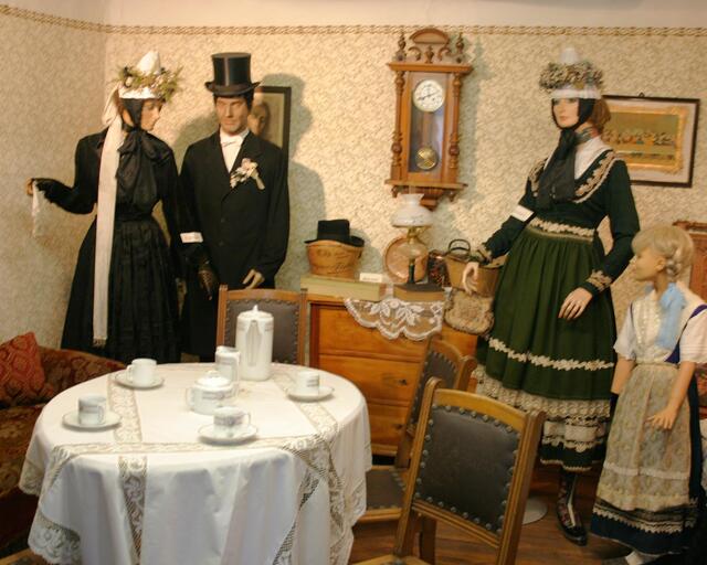 Hochzeitspaar und Brautjungfer in evangelischer Tracht