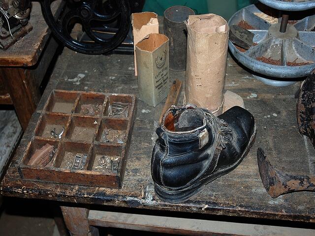 Arbeit für den Schuster - wer bringt dort heute noch seine Schuhe hin?