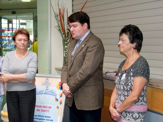 Geschäftsleitungassistentin Gudrun Bauer, ebenfalls 25 Jahre Betriebszugehörigkeit, Gm Markus Bloching und Jubilarin Lieselotte Heinisch bei Besprechung
