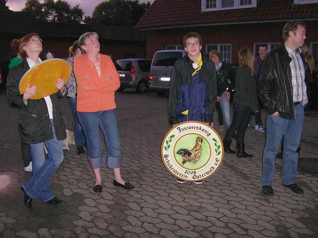 Der Platz wird ausgesucht, mit der Scheibe der Jugendkönig 2008 Felix Frost