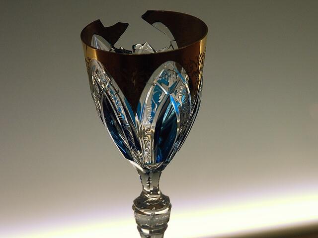 Vor 1835 wurde Glas mit dünnen Blattgoldplättchen verziert. Seit dieser Zeit trägt man eine 24-karätige Goldlösung mit dem Pinsel auf. Nach dem Brennen wird das Gold aufpoliert.