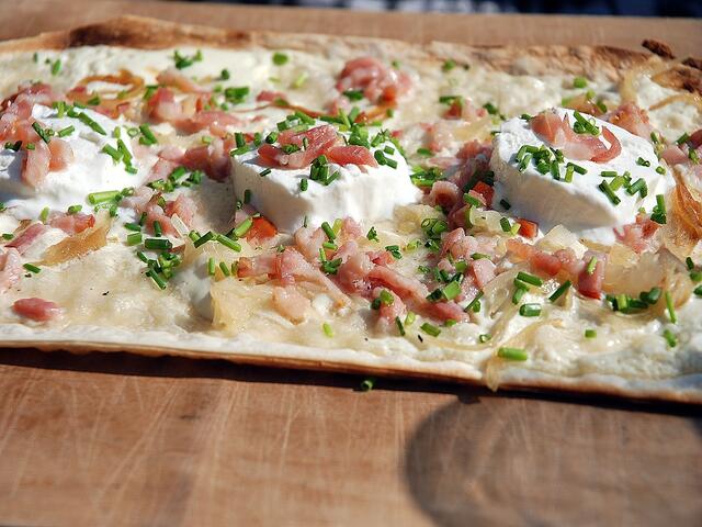 Flammkuchen mit gaaaanz viel Speck und Zwiebeln (für meinen mir angetrauten Ehemann)