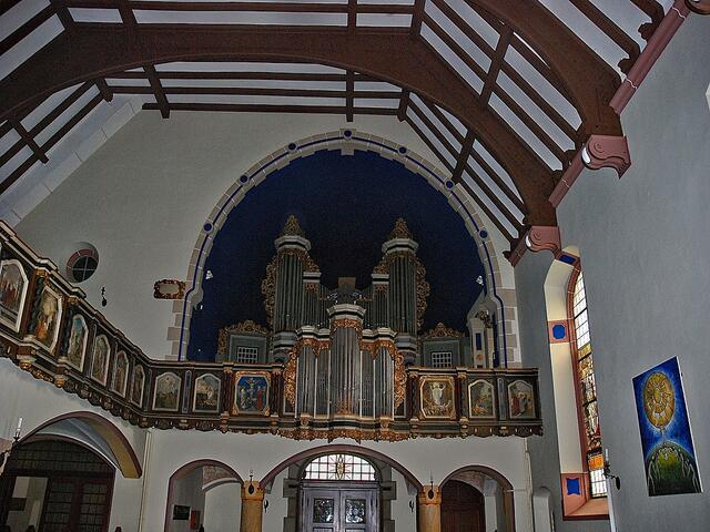 Die Kirche wurde im Inneren verändert; Goethe hat sie so nicht gekannt. Heute ist es eine farbenfrohe Kirche, in der man sich gerne umschaut.