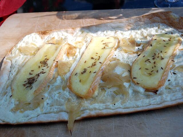 Flammkuchen mit Münsterkäse (natürlich für mich)