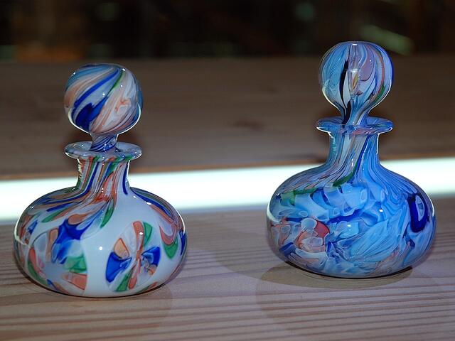 Fadenglas wurde im 16. Jh. von venezianischen Glasbläsern erfunden und 1837 in Frankreich wiederentdeckt. Weiße oder farbige Milchglasfäden werden durch Auseinanderziehen der Glasmasse angefertigt.