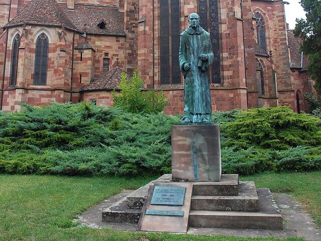 Die Statue eines Benediktinermönches erinnert an die Geschichte der Kirche.