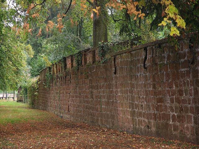 Natur und Geschichte sind hier an der Stadtmauer vereint. Ein Spaziergang ist immer ein Vergnügen.