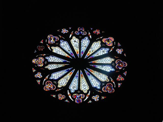 Eglise St-Pierre-et-St-Paul - ein "blühendes" Rosettenfenster