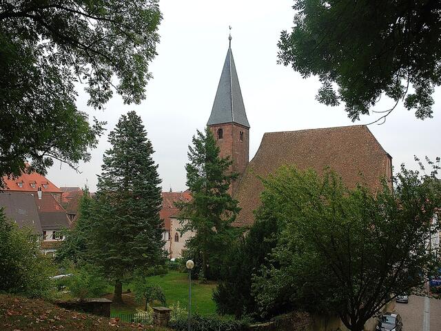 Blick von der Stadtmauer auf die evangelische Stadtkirche St-Jean.