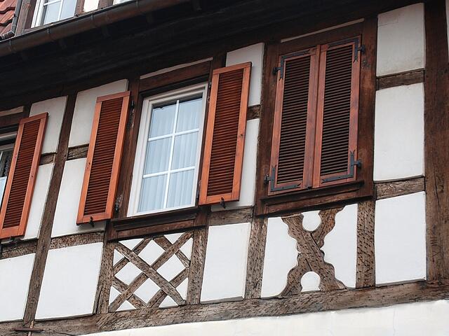 Fachwerkhäuser im Elsass - wie hier in Wissembourg - sind wunderschön restauriert. Die geschnitzten Balken im rechten Feld nennt man "Konsulstuhl".