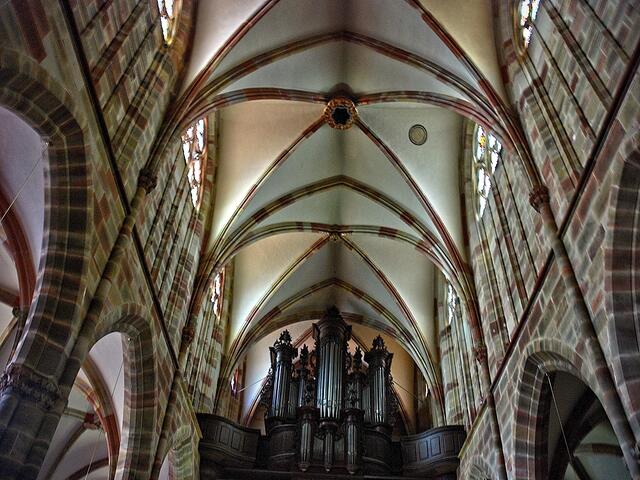 Mit ihrer Innengrundfläche von 1320 m² (60 m Länge und 22 m Breite) ist sie eine der größten und imposantesten Kirchen des Bas-Rhin, außerhalb von Straßburg.
