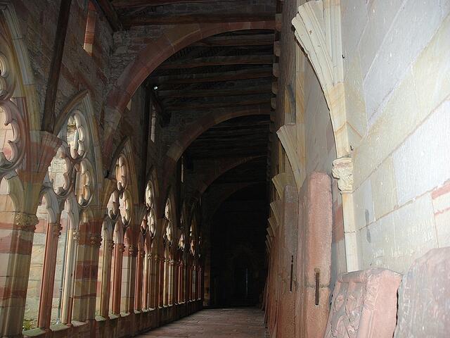 Vom alten Kloster Weißenburg, an dem der Mönch Otfrid von Weißenburg wirkte, ist lediglich ein unvollendeter hochgotischer Kreuzgang übrig geblieben.