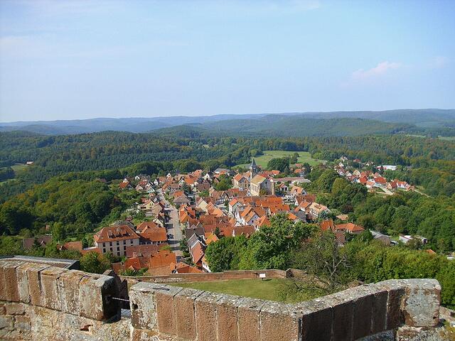 Blick von der Burg hinunter auf den kleinen Ort Lichtenberg.