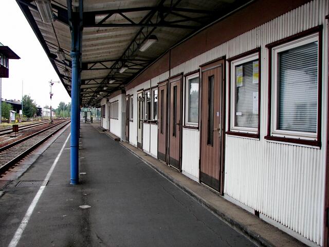 die Grenzabfertigung - noch zu den Zeiten der aufgelösten DDR errichtet - zeigen die Bedeutung dieses Bahnhofs für damals an