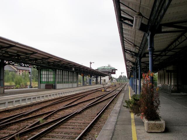 mit drei Bahnsteiggleisen wird der Takt-Verkehrs abgewickelt und kann mit diesem eigentlich sehr praktischen  Gleiswechsel beinahe eine Verdoppeltung der Kapazität erreichen, - wenn es jemals notwendig werden sollte und die Züge weiterhin so kurz bleiben.