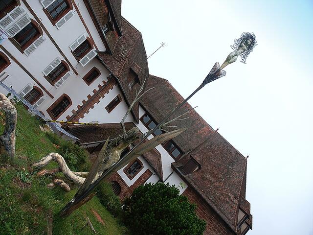 Leider musste ich die Burg Lützelstein "schräg stellen", damit die Kunstwerke und Skulpturen im Park in voller Länge auf das Bild passten --- grins*