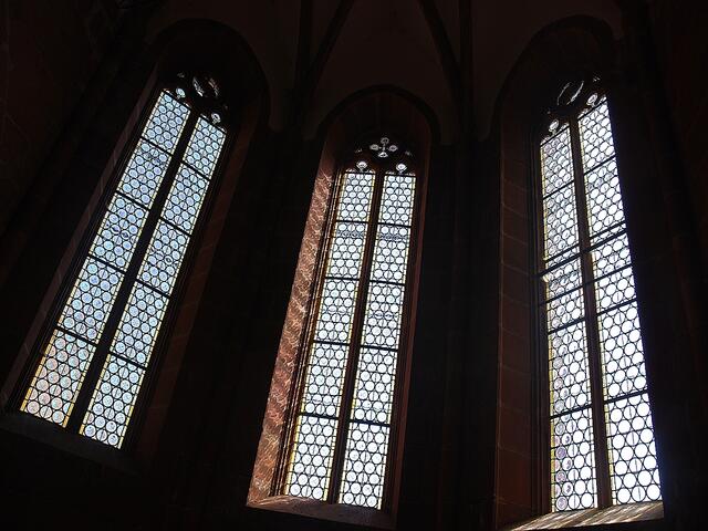 Die Kapelle ist ein spätgotischer Bau mit einem vieleckigen Chor und Kreuzbogenfenstern.