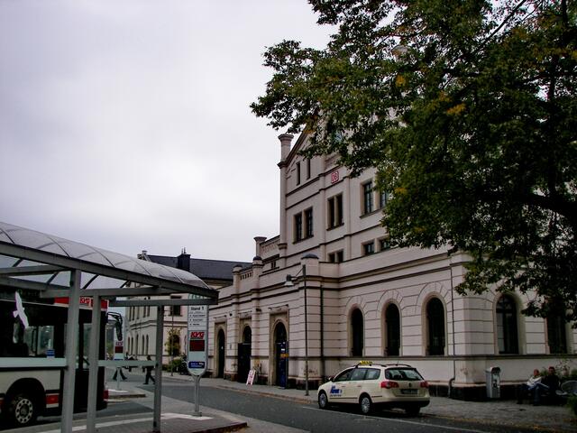 Das Bahnhofsgebäude ist wegen des vorgebauten Busbahnhofs schwer zu fotografieren