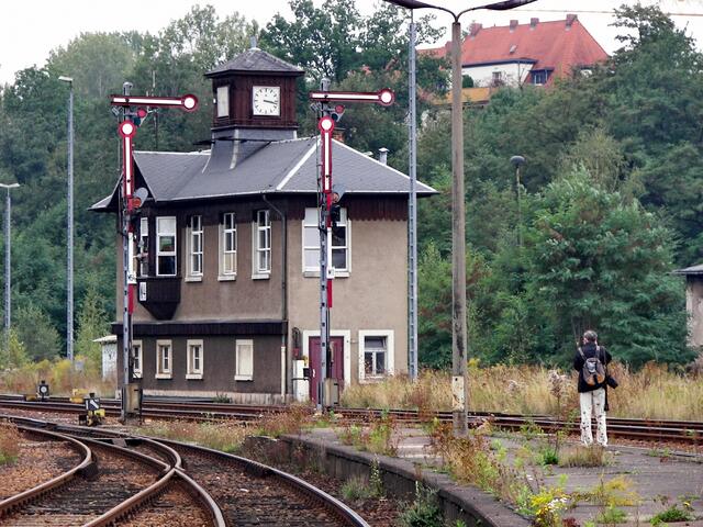 Stellwerk an der Nordwest-Ausfahrt - plus zweiter Schienenfotograf (aus den Niederlanden), der mit Schienenersatzverkehr nichts anfangen konnte und dann ganz schnell zum Bus rennen musste