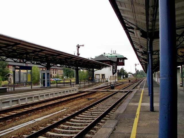 ein prägendes Bild verschaft auch das als angehobenes T gebaute Stellwerk im Bahnsteigbereich - es steht zu erwarten, dass der damit verbundene hohe personelle AUfwand in absehbarer Zeit Geschichte sein wird.