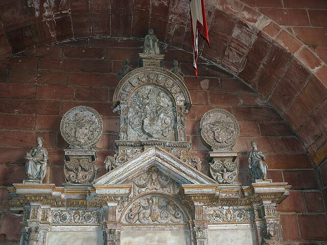 In der Nordnische befindet sich ein Mausoleum aus Marmor und reichen Verzierungen.