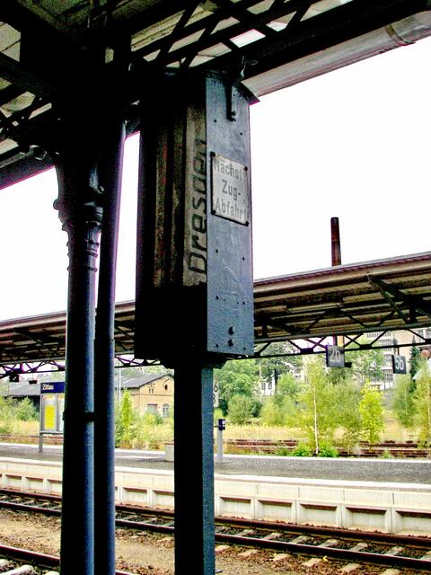 ==> 2 - nächste Zugabfahr - ungewiss, zumindest an dem tag der Aufnahme Bauarbeiten bis Ebersbach - wenige Tages später gab es zusätzlich auch nach Görlitz keinen Zugverkehr