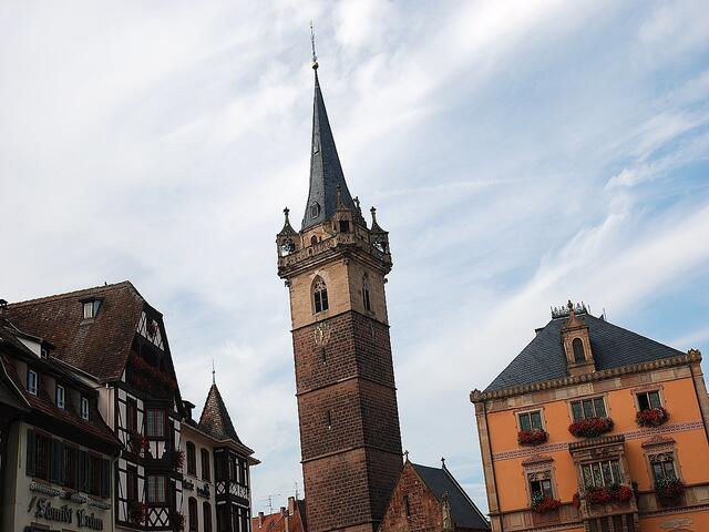 Der 60 m hohe Kapellturm aus dem 13. Jh. steht er - das Wahrzeichen der Stadt - direkt neben dem Rathaus am Marktplatz.
