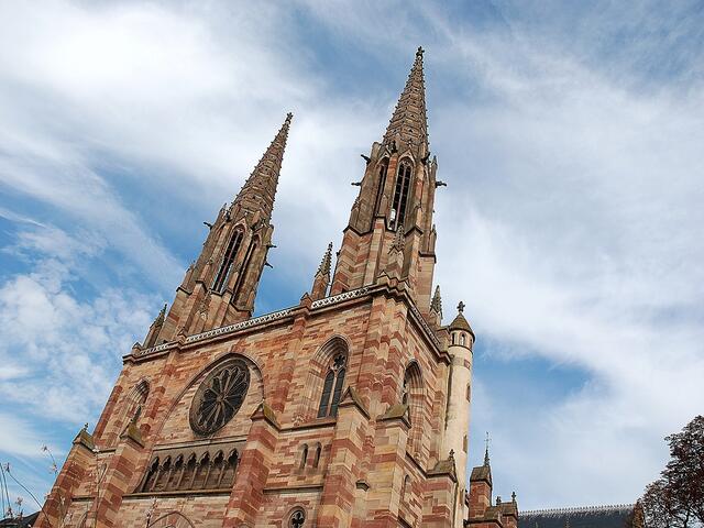 Die kath. Pfarrkirche St.-Peter-und-Paul wurde 1867 auf den Mauern einer alten Kirche erbaut.