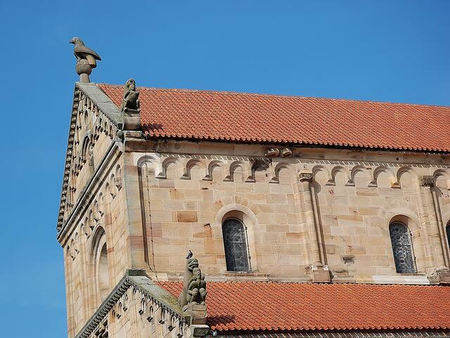 Figuren der Attika: Ob Löwe, Drache oder Bär; sie symbolisieren immer das Böse, das die Menschen belauert.