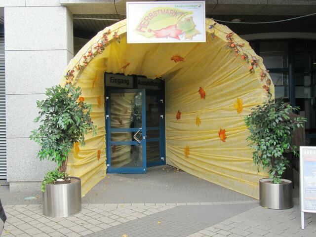 Der Eingang zum Herbstmarkt ist passend dekoriert.