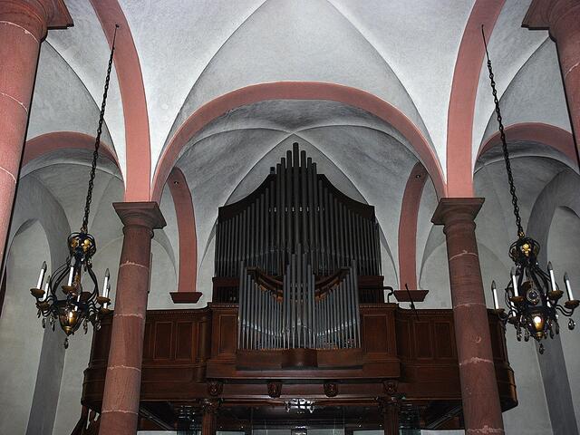 Man kann (fast) das Spiel auf der Orgel hören ...