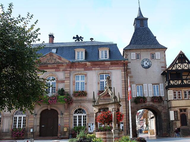 Rosheim: Rathaus mit dem Zittglöcklturm; die beiden großen Turmfenster gehören zum Büro des Bürgermeisters. Davor steht der Sechseimer-Brunnen.