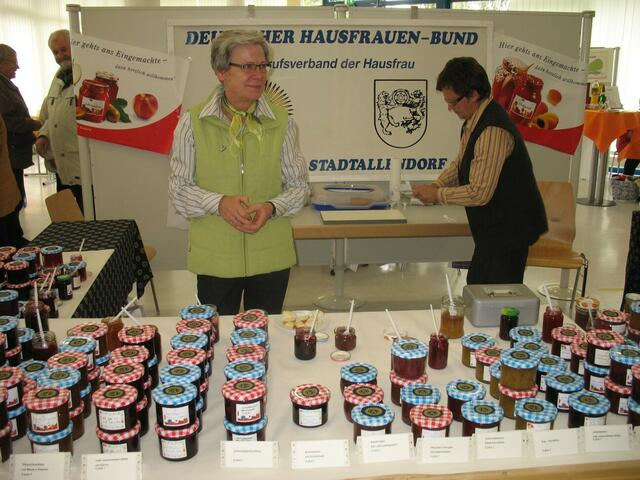 Die Hausfrauen haben selbstgemachte Marmelade.