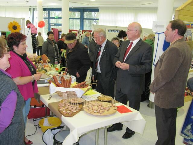 Bürgermeister Vollmer beim Probieren