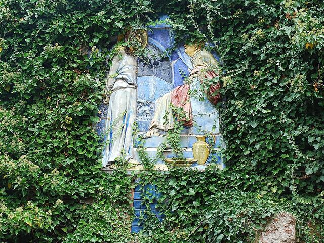 Rund um das Plateau des Klosterberges sind 14 Kruzifix-Keramiken in die Felswände eingesetzt; dies ist Mosaik Nr. 1