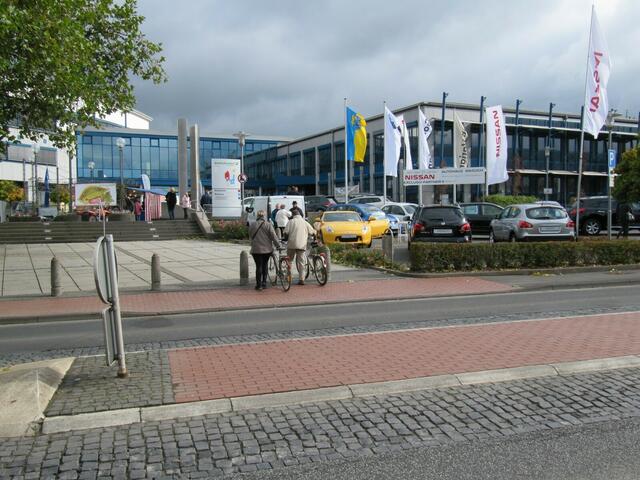 Vor der Stadthalle stellt ein PKW-Händler aus.