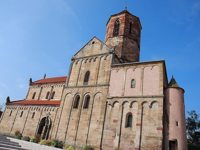 Gewaltig ist die Eglise St-Pierre-et-St-Paul - einzigartig die romanische Baukunst aus dem 12. Jahrhundert.