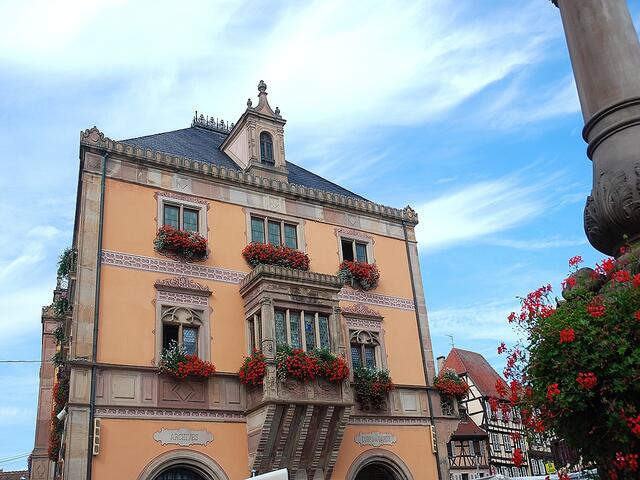 Das Rathaus ist auf Teilen eines alten Gebäudes aus dem 13. Jh. erbaut und wurde 1848 im Renaissancestil erweitern. Seitdem ist es mit gemalten Motiven geschmückt.