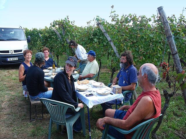 Sie lassen sich das Essen schmecken: die Weinleser im Elsass.
