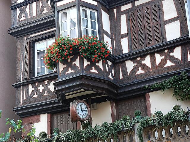 Fachwerk, Fenster & Blumen - überall sieht man es im Elsass.