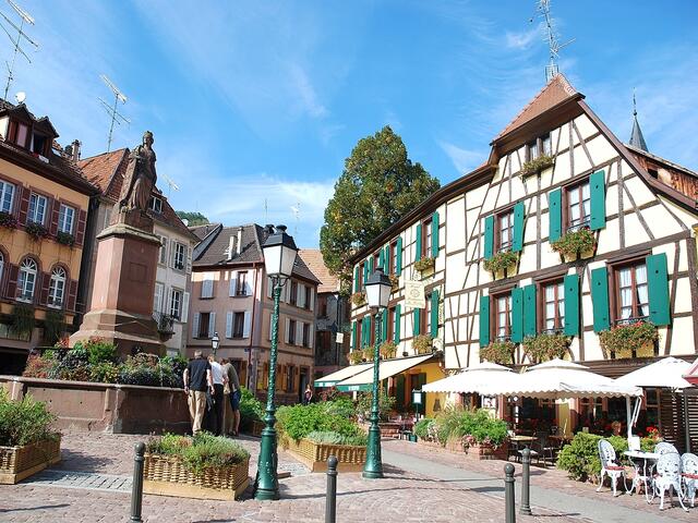 Place de la Sinn mit dem Friedrichsbrunnen. Der Name des Platzes kommt von einem alten Eichmass (Zinne), das hier zum Eichen der Fässer verwendet wurde.
