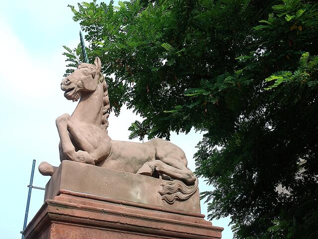 Einhornbrunnen in der Nähe des Yachthafens von Saverne am Rhein-Marne-Kanal