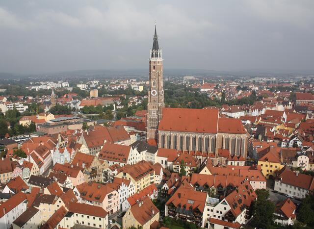 Blick auf die Kirche in Landshut.